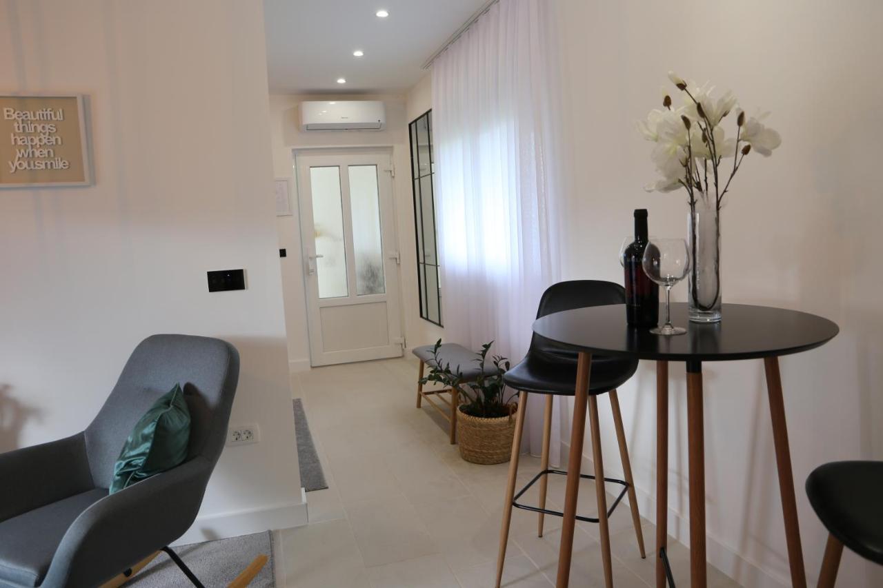 Flora Studio Apartments Кореница Екстериор снимка