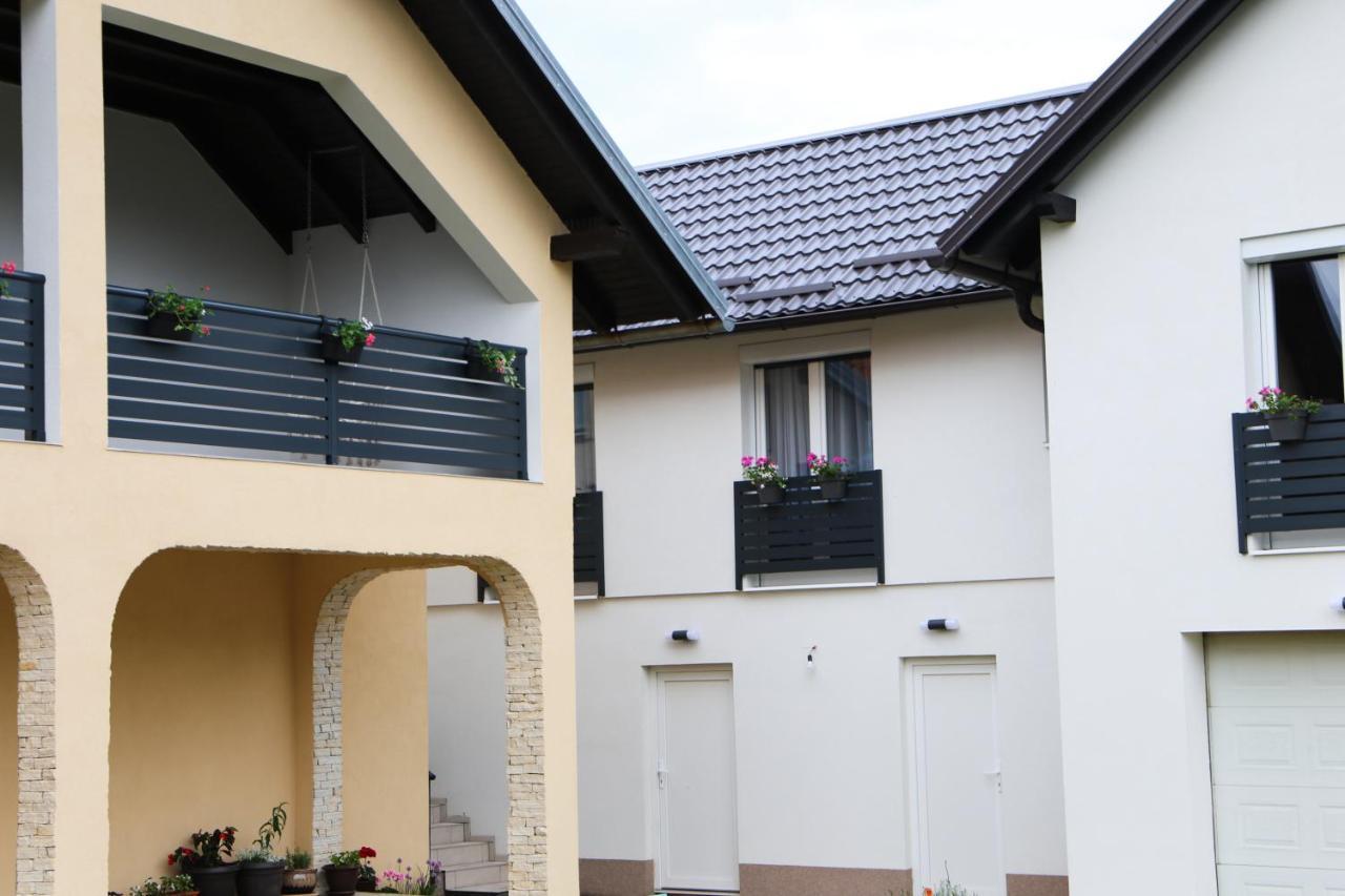 Flora Studio Apartments Кореница Екстериор снимка